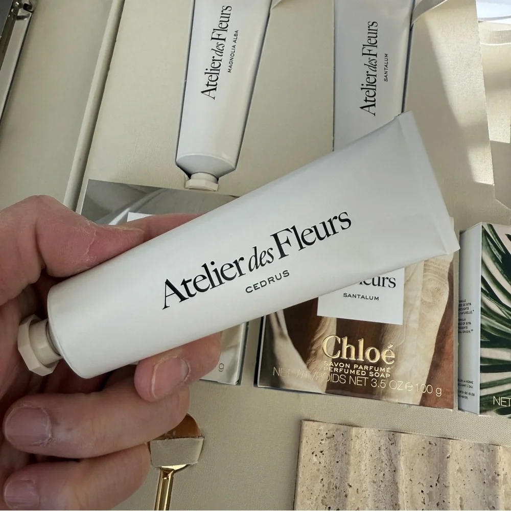 Chloé Atelier des Fleurs Book box set with 3 hand cream and extras brand new - Picture 16 of 16